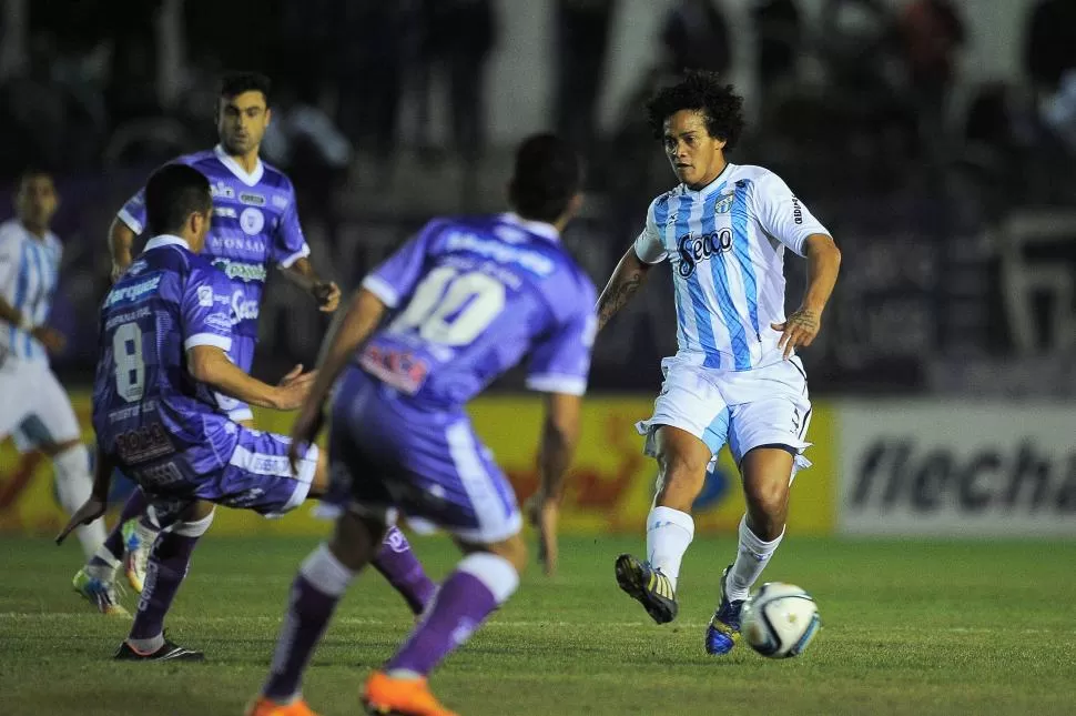 DE MENOS A MÁS. Julio viene levantando su nivel en los últimos partidos y acomodándose en el mediocampo “decano”. foto Matías Napoli Escalero (especial para la gaceta)  