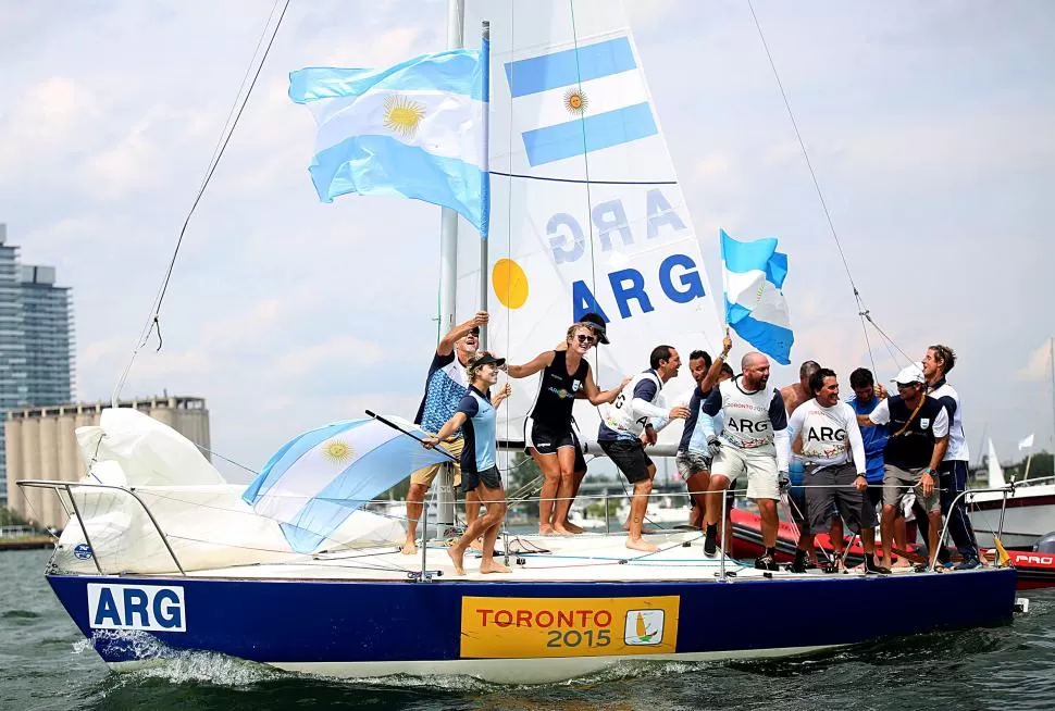 TRIPULANTES DE FESTEJOS. Los equipos argentinos de Lightning Mixto y J-24 festejaron juntos en el lago Ontario. telam