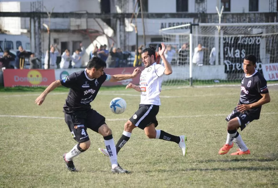 ENREDADOS. Mauricio Verón intenta robarle la pelota a un rival. la gaceta / foto de osvaldo ripoll