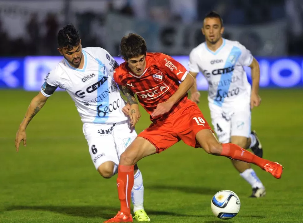 GOLEADOR. Albertengo lucha la posición con Aguirre. El delantero le ganó al ex San Lorenzo y al resto de la defensa en el gol. telam