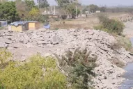 Para agilizar la obra, arrojan escombros a la vera del Salí