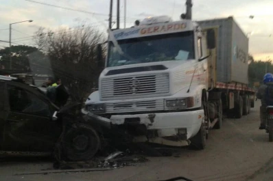 Un camión chocó contra un auto, en uno de los accesos a esta capital