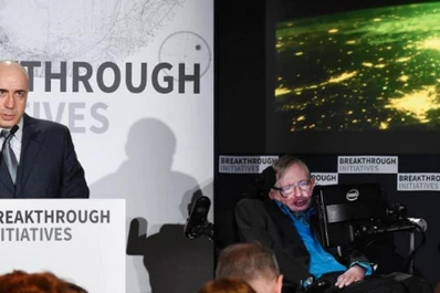 Stephen Hawking lanza un ambicioso plan para encontrar vida extraterrestre