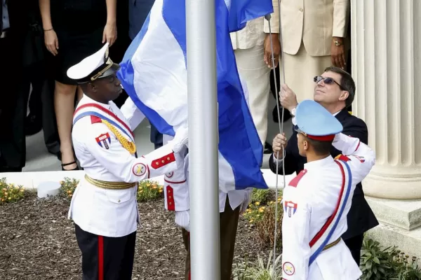La bandera cubana flamea en Washington