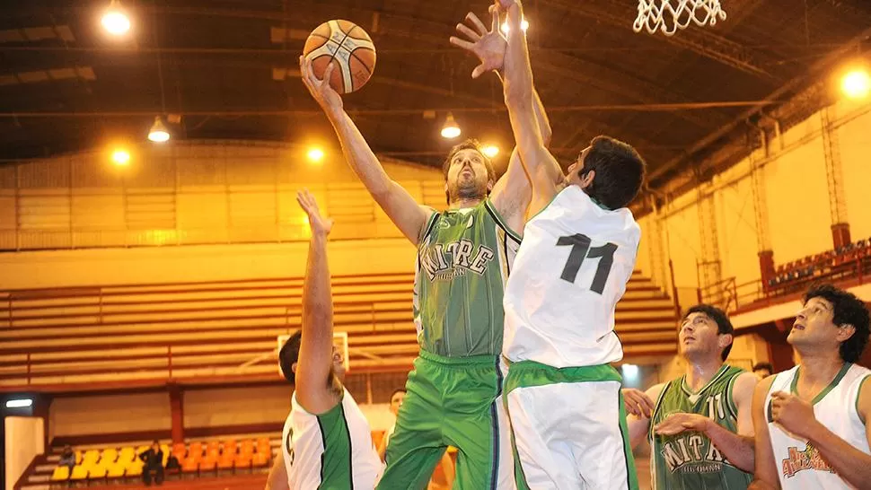 ATAQUE VERDE. Pérez Laurenti busca la conversión y Nataniel Rodríguez intenta taponarlo.
FOTO DE LA GACETA/HÉCTOR PERALTA