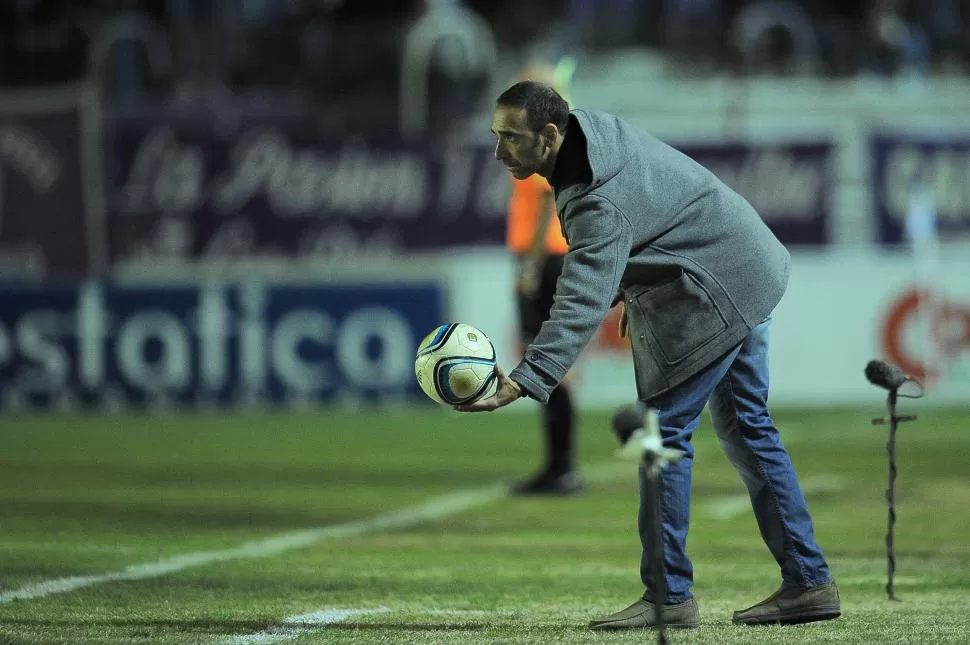 PARA QUE JUEGUEN. Juan Manuel Azconzábal entrega la pelota al jugador que debe sacar el lateral durante el partido del domingo ante Villa Dálmine, en Campana que su equipo ganó por 2 a 1.  foto Matías Napoli Escalero (especial para la gaceta)