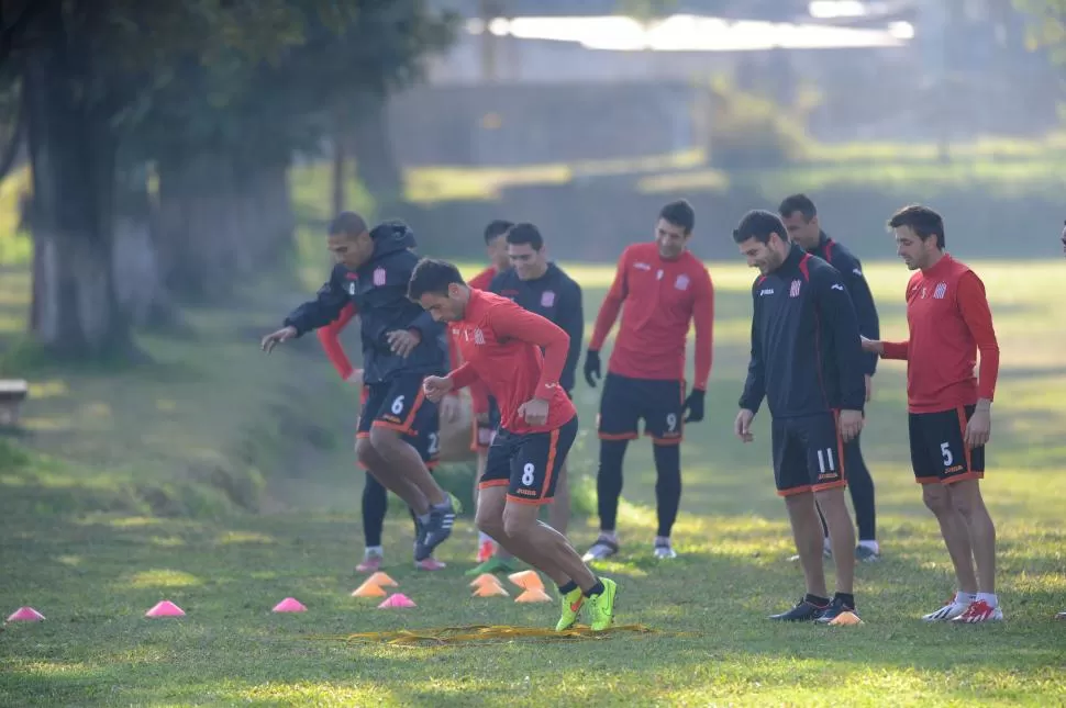 LE SOBRA CONFIANZA. Bucci cree que el plantel “santo” tiene hombres con experiencia para jugar esta instancia. la gaceta/ foto de hector peralta (archivo)