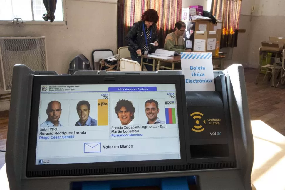 MUCHAS DUDAS. El resultado electoral del domingo generó más incertidumbre entre los inversores argentinos. telam