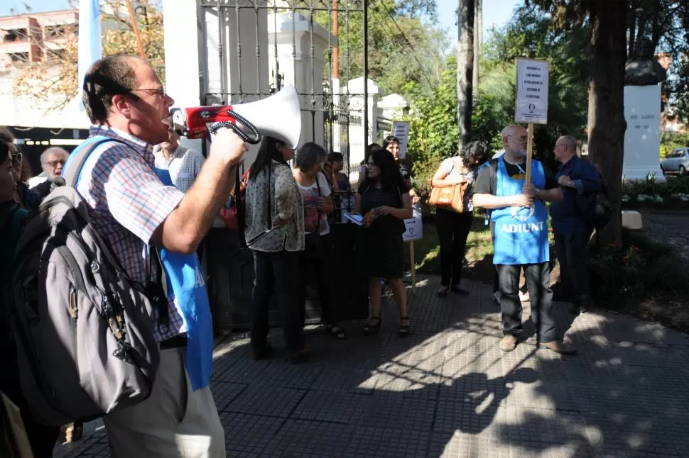 MEDIDAS DE FUERZA. Como en la última asamblea, Osatinsky de Adiunt, encabezó ayer el debate docente. la gaceta / foto de Inés Quinteros Orio (archivo)