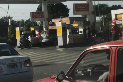 Circula con un bidón de combustibles adherido a la carrocería del auto