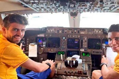 Piqué, en un avión, hizo la gran Vicky Xipolitakis