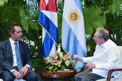 Scioli se reunió con Raúl Castro en Cuba, a menos de un mes de las Primarias