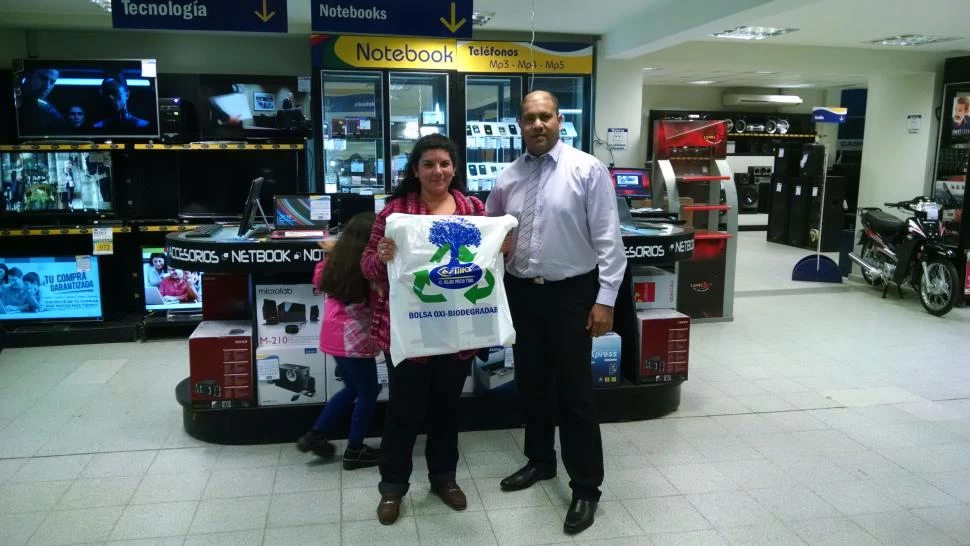 CON EL PREMIO. La hija de la ganadora pósa en Castillo. Prensa Castillo