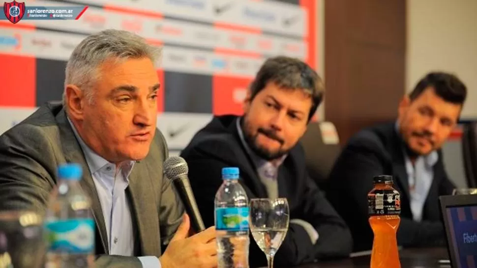 SENTIMIENTO AZULGRANA. Julio lamas, junto a Matías Lammens y Tinelli.
FOTO TOMADA DE Prensa Club San Lorenzo