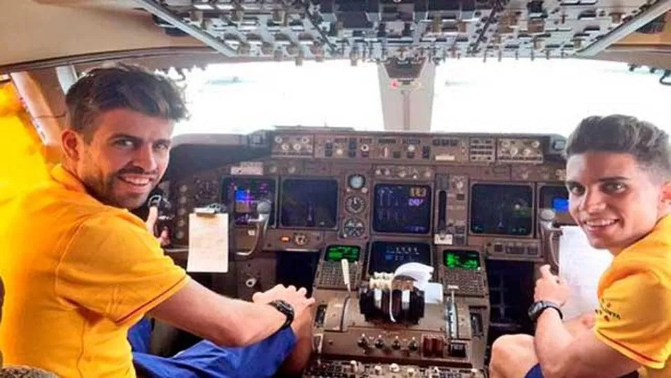 Piqué, en un avión, hizo la gran Vicky Xipolitakis