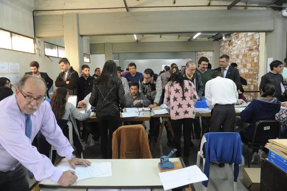 MOVIMIENTO EN LA JEP. En la sede de calle Mendoza, los apoderados y candidatos presentaron sus postulaciones. la gaceta / foto de hector peralta 