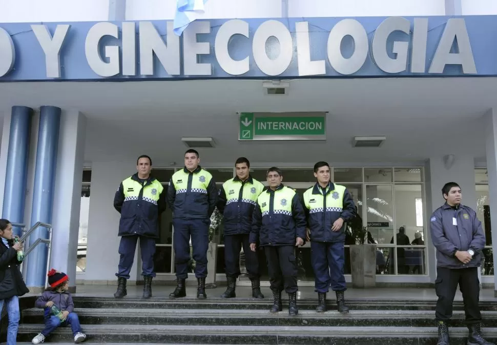 EN LA MATERNIDAD. Los cinco policías regresaron ayer a la mañana al hospital pero no pudieron ver al bebé. la gaceta / foto de Florencia Zurita