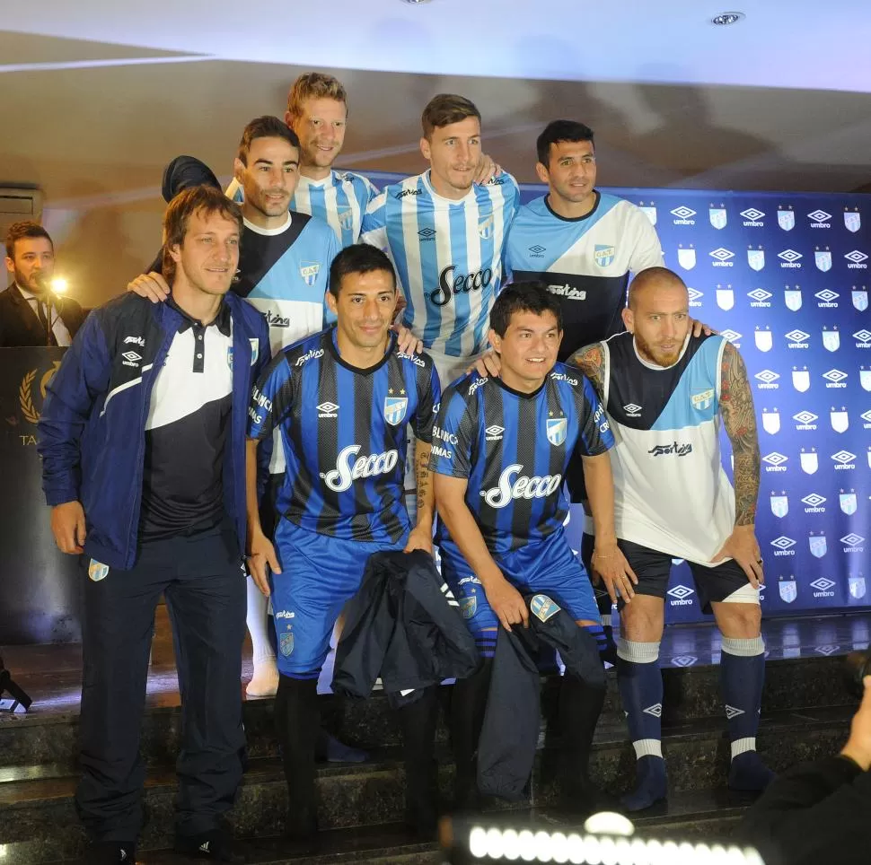 LOS MODELOS. Arriba, Molina, Menéndez, Sbuttoni y Longo; abajo, Quiroga, Acosta, Rodríguez y Garnier posan con la ropa. la gaceta / foto de héctor peralta