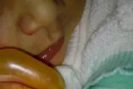 Apenas nacida, le quemaron las manos con un caloventor