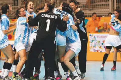 Emocionante festejo de las chicas de handball, que clasificaron a los Juegos Olímpicos