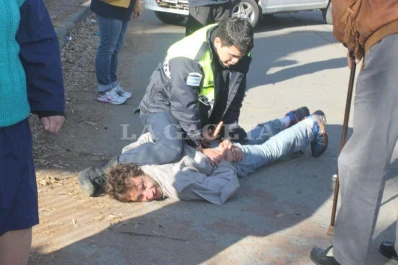 Un policía persiguió y atrapó a un presunto delincuente