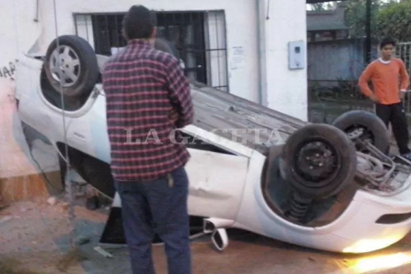 Quiso esquivar una bicicleta y volcó en el sur de la capital