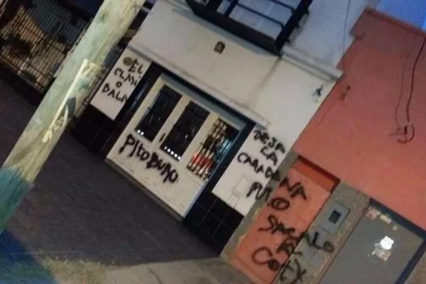 El clásico rosarino arrancó con pintadas en la casa de la abuela de Maxi Rodríguez