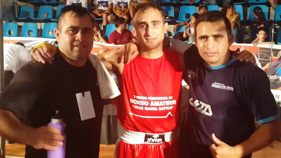 EN EQUIPO. Dos colaboradores rodean a Alberto Palmetta, que va por la final. rodriguezboxlaprensa.com