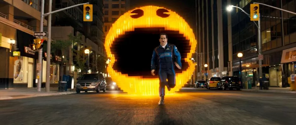 TERROR HECHO REALIDAD. Un Pac-Man intenta devorar a Josh Gad. 