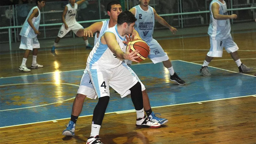 RIVALES DE CUIDADO. Leandro Fernández, de Tucumán BB. El beibi y Estudiantes confrontarán con los duros equipos santiagueños.
FOTO LA GACETA