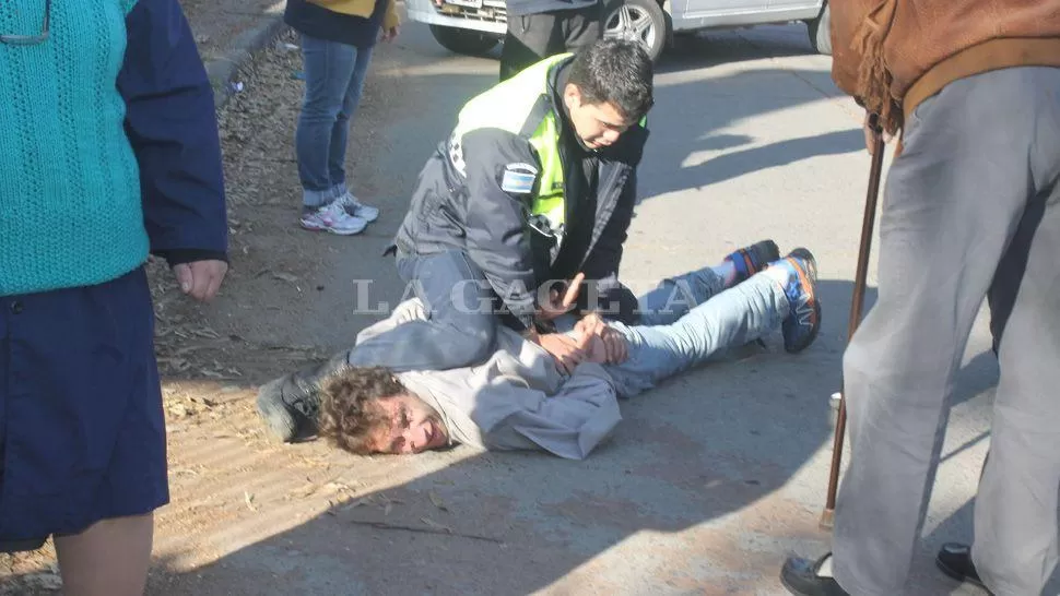 A LA ESPERA. El oficial redujo al sospechoso y aguardó la llegada de refuerzos. FOTOS GENTILEZA DE OSCAR QUIROGA