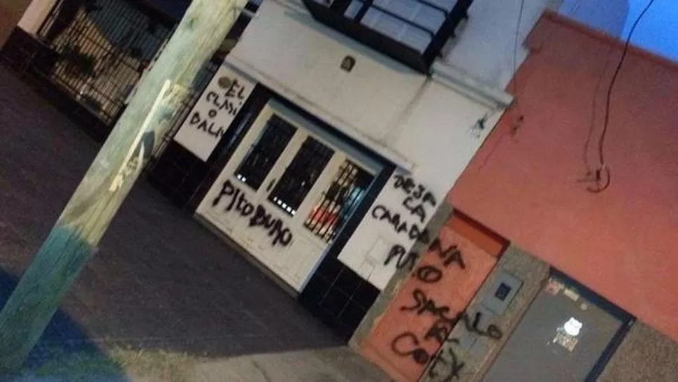 El clásico rosarino arrancó con pintadas en la casa de la abuela de Maxi Rodríguez