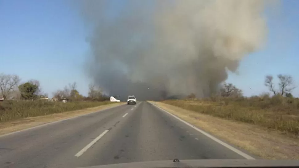 La quema de pastizales convirtió en un peligro circular por la ruta 157