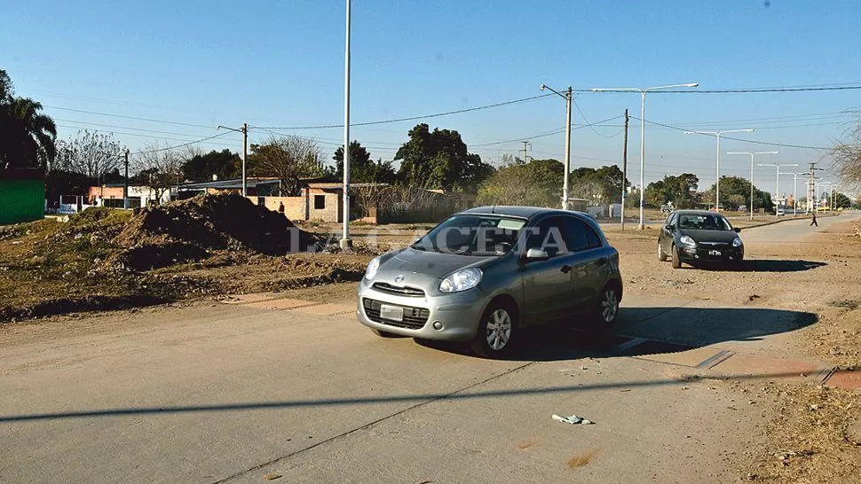 PROVISORIO. Los vehículos pasan por el costado del tramo inconcluso de la avenida Las Américas. LA GACETA / FOTO DE FLORENCIA ZURITA