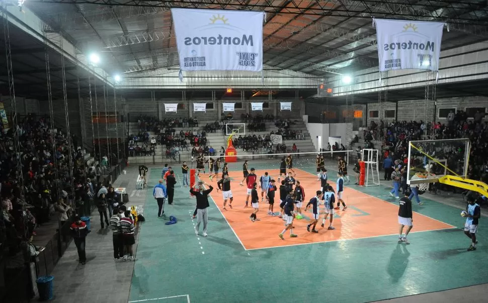 DE TODO UN POCO. La gente asistió para ver el partido y conocer un poco más el estadio monterizo que no sólo servirá para el voley, también se usará para el handball, el basquet y actividades culturales. la gaceta / foto de osvaldo ripoll