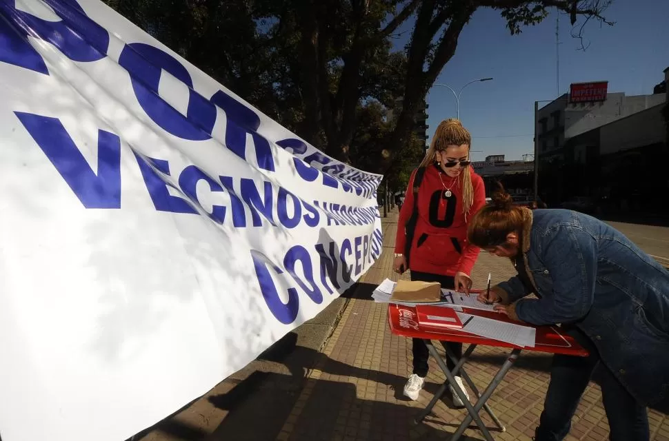 FIRMAS. En la plaza de Concepción los vecinos se acercan a dar su adhesión al petitorio de los autoconvocados. la gaceta / foto de osvaldo ripoll 