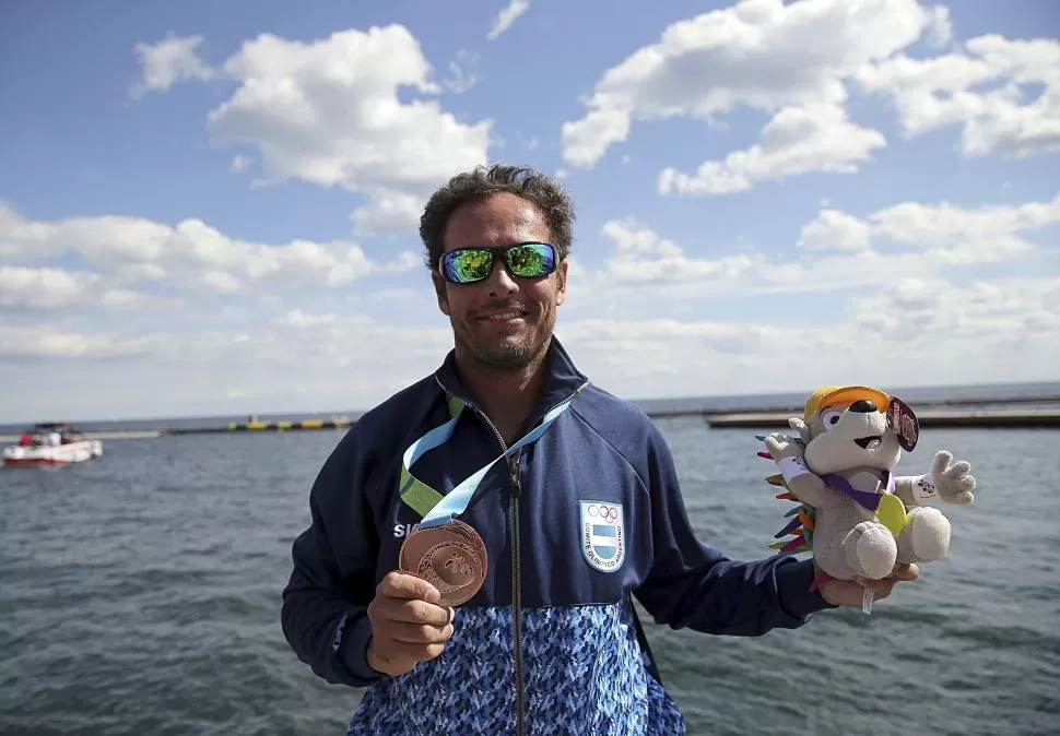 SE LLEVÓ EL PREMIO. Javier Julio terminó 3° en la competencia de overall individual. Hoy, el esquiador tendrá otros desafíos. telam