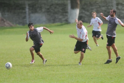 Verón y Raúl Saavedra están entre algodones