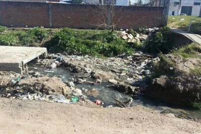 Reclaman que las obras para entubar un canal en Lavaisse al 800 están detenidas