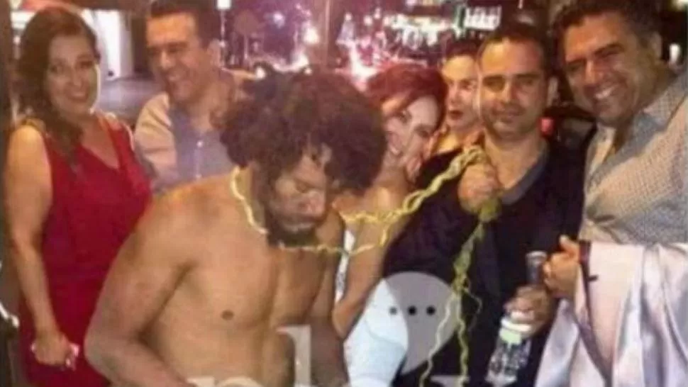La foto de un indigente con una soga en el cuello indigna al mundo