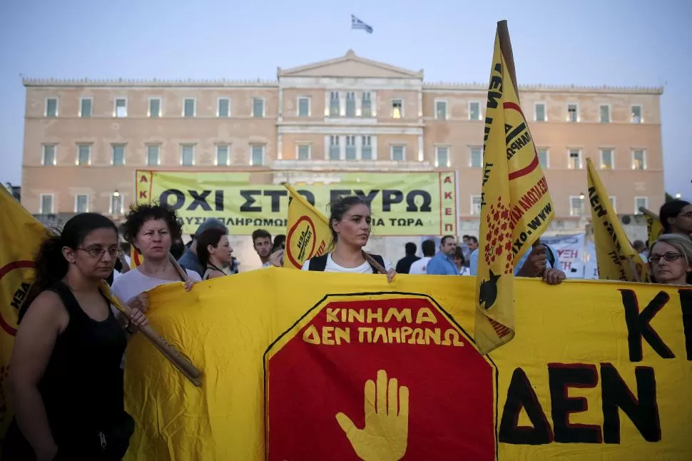 FRENTE AL PARLAMENTO. Los griegos siguen rechazando el ajuste. reuters