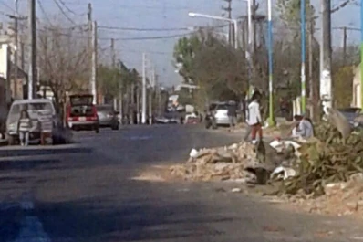 Un basural se comió una vereda e invade una calle en Villa Luján