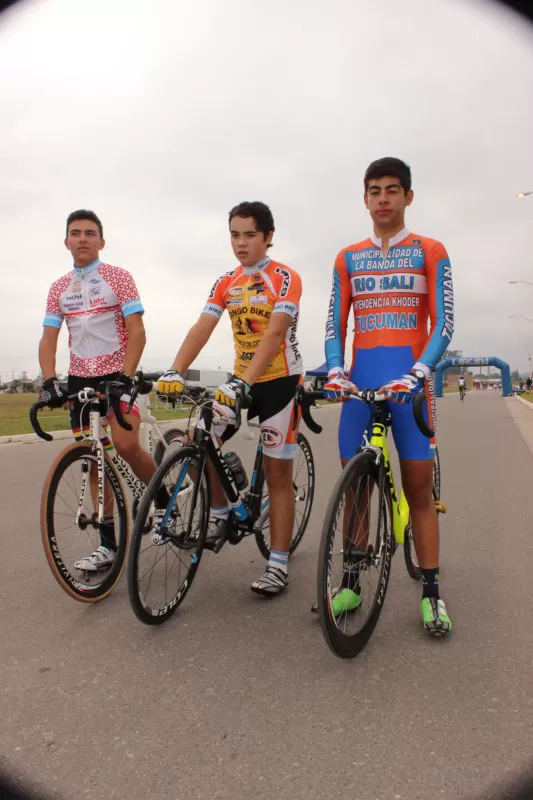 LÍDER. Zacarías Khoder (h) ganó la primera y tercera fecha del torneo. foto de raúl carranza