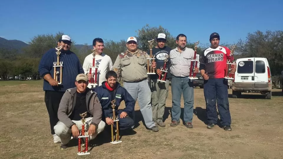 LOS QUE OCUPARON EL PODIO. Los ganadores de la prueba. Parados aparecen: Ricardo Urquiza, Fernando Vidal, Mario Toledo, Pablo Yáñez, Roque Catania y Mario Medina. Estan gachados: Enzo Lauricella y Matías Lobo. foto de enzo lauricella