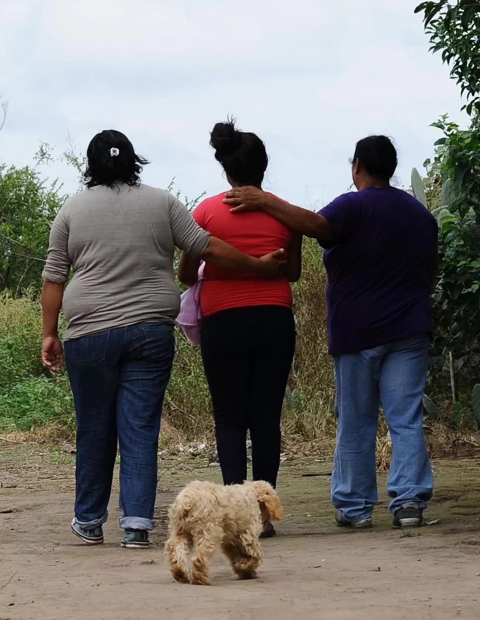 NIÑA MAMÁ. La nena de 11 años con su beba, su madre y su abuela. LA GACETA / FOTO DE Osvaldo Ripoll