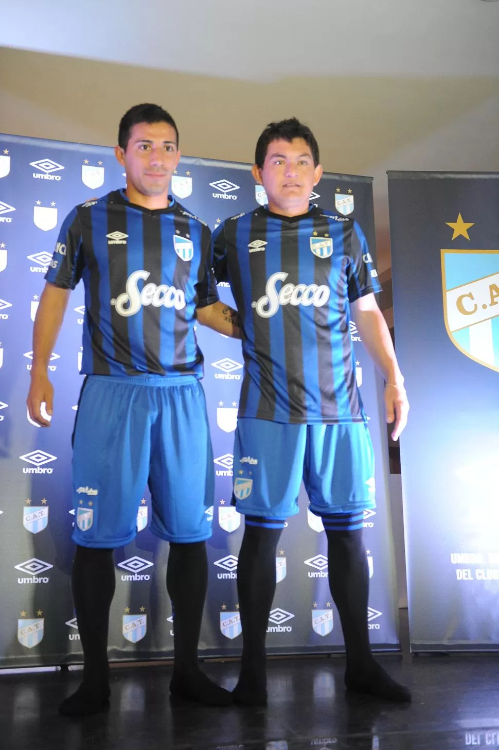 AMIGOS DE ESTRENO. “Bebé” Acosta y Luis Rodríguez posan con la camiseta alternativa de Atlético durante la presentación.  la gaceta / foto de héctor peralta