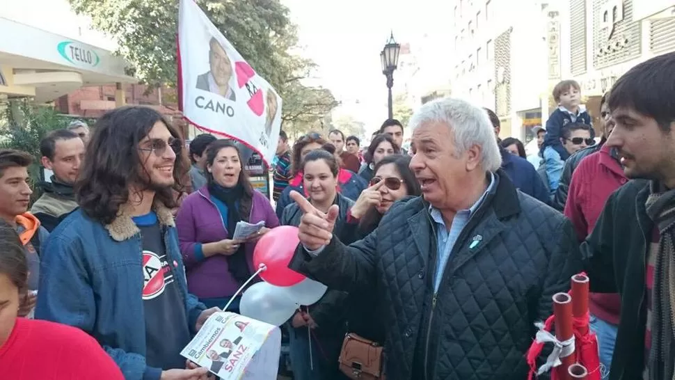 EN TUCUMÁN. De la Sota dialogó con los militantes radicales, que acompañaron al precandidato Sanz en su visita a la provincia. FOTO TOMADA DE TWITTER.COM/DELASOTAOK