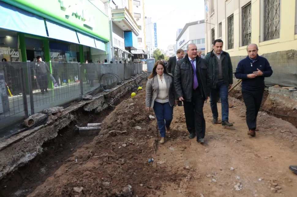 EN TERRENO MUNICIPAL. López recorrió las obras de Mendoza al 500. LA GACETA / FOTO DE INES QUINTEROS ORIO