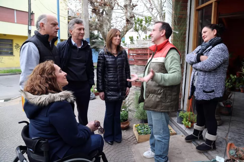 EN PERSONA. Michetti, Grindetti (intendente de Lanús), Macri y Vidal dialogaron con los vecinos de ese distrito.  dyn