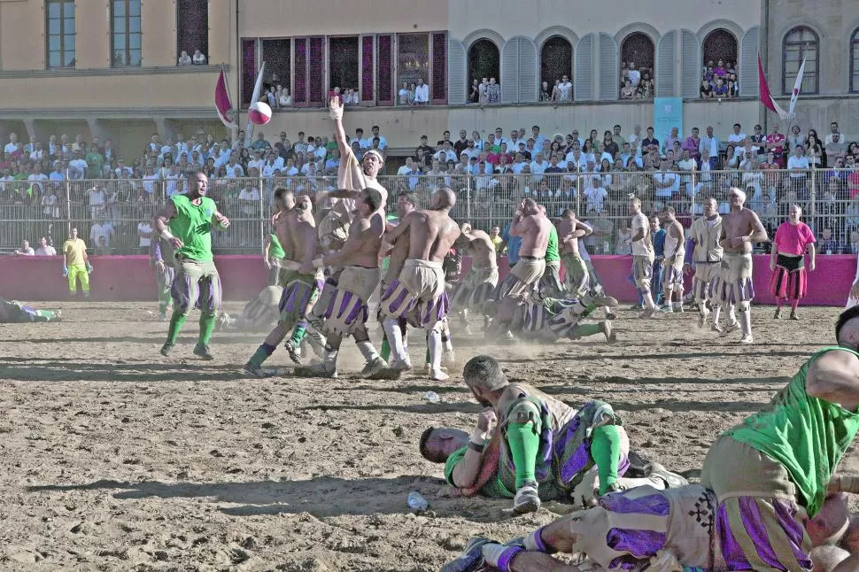 UN CAMERUNÉS EN FLORENCIA. Rodrige Nana es uno de los gladiadores. fotos de The New York Times